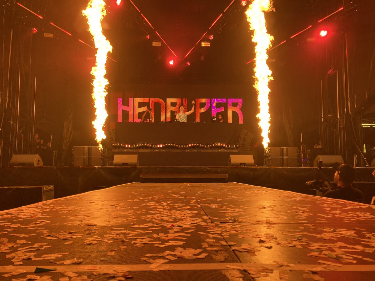 PLeCoustumer's tweet photo. Henri PFR ajoute une dernière touche électro à ce Tour Vibration 2024. Et le public en redemande ! https://t.co/472i6Ts1Q3