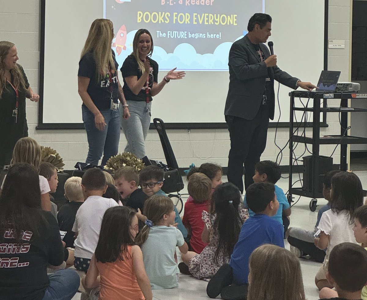DrKelleyHren's tweet image. Spending  time at @115bgs was a great way to end the week! Every Fox🦊 got a brand new book! 📚 📕#BooksForEveryone! @BGSFOXPrincipal
