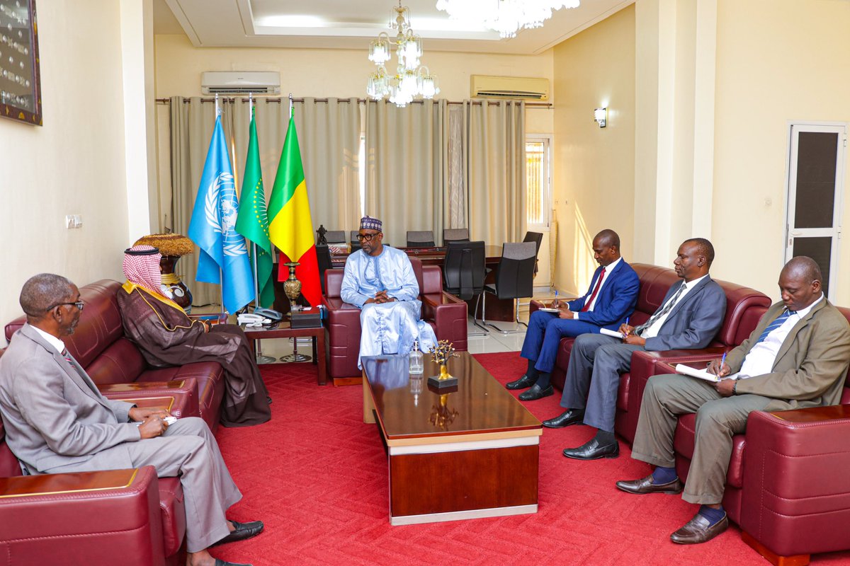 MaliMaeci's tweet photo. Son Excellence Monsieur Abdoulaye DIOP, Ministre des Affaires étrangères et de la Coopération internationale, a accordé le mercredi 18 septembre 2024, une audience d’adieux à Son Excellence Monsieur Khaled Mabrouk KHAILED, Ambassadeur du Royaume d’Arabie Saoudite au Mali, en fin de mission.

Le Chef de la diplomatie malienne a saisi cette occasion pour saluer la contribution personnelle du Diplomate saoudien au renforcement des relations d’amitié et de coopération entre le Mali et l’Arabie Saoudite, avant de souligner la nécessité d’approfondir davantage le partenariat bilatéral dans l’intérêt réciproque des deux pays.

Bureau de l’Information et de la Presse/MAECI.