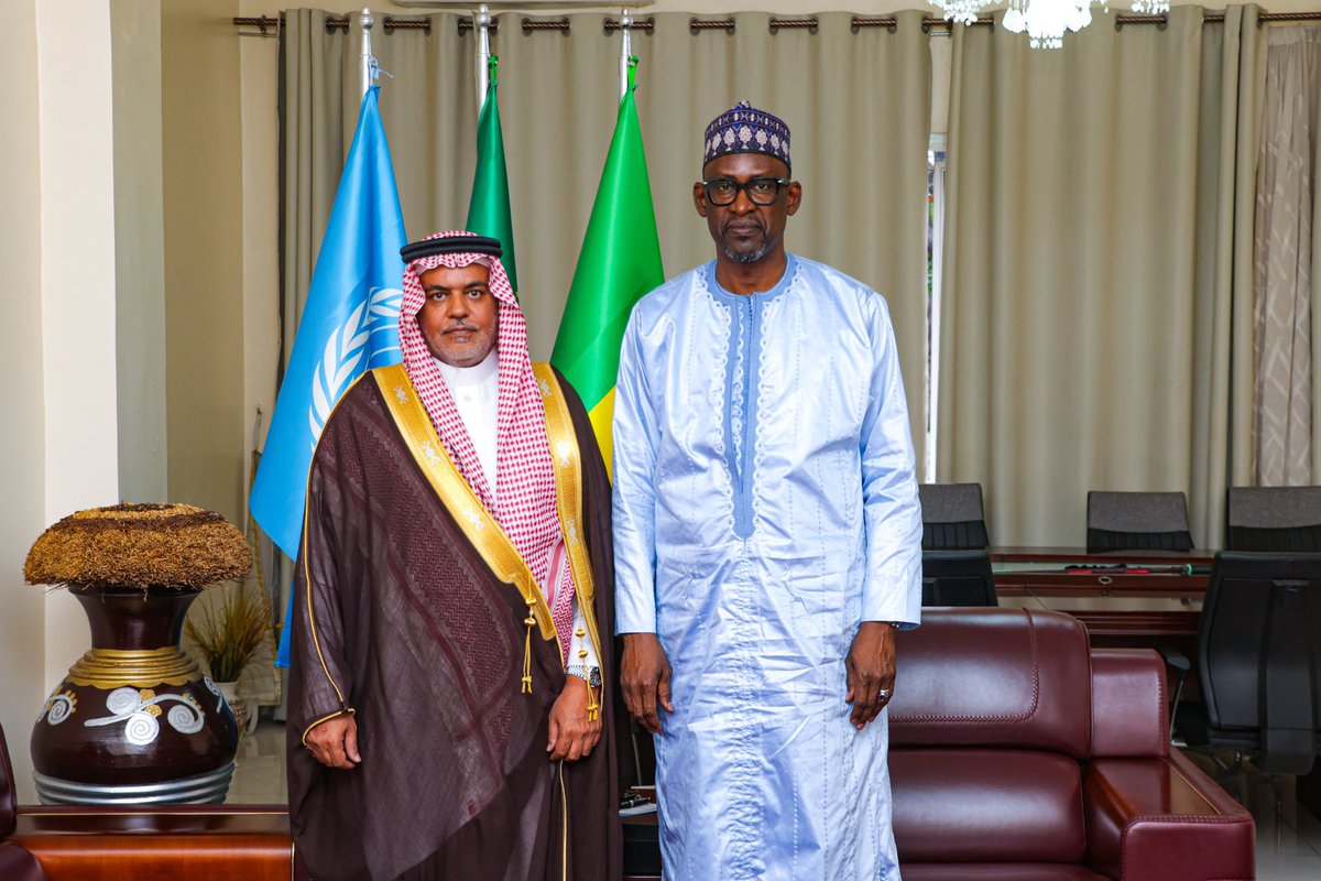 MaliMaeci's tweet photo. Son Excellence Monsieur Abdoulaye DIOP, Ministre des Affaires étrangères et de la Coopération internationale, a accordé le mercredi 18 septembre 2024, une audience d’adieux à Son Excellence Monsieur Khaled Mabrouk KHAILED, Ambassadeur du Royaume d’Arabie Saoudite au Mali, en fin de mission.

Le Chef de la diplomatie malienne a saisi cette occasion pour saluer la contribution personnelle du Diplomate saoudien au renforcement des relations d’amitié et de coopération entre le Mali et l’Arabie Saoudite, avant de souligner la nécessité d’approfondir davantage le partenariat bilatéral dans l’intérêt réciproque des deux pays.

Bureau de l’Information et de la Presse/MAECI.