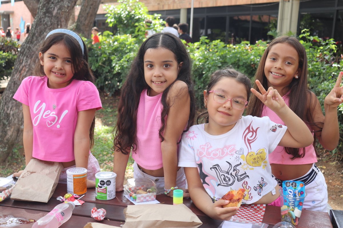 colpana's tweet image. A campus filled with hearts, love, and friendship all around. That's how we're celebrating this special day.🩷❤✨
#CPB #Colpana #Colpanamericano #InternationalSchool #StrongerTogether #LoveAndFriendshipDay