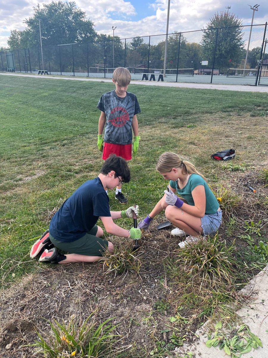SnowdenNMS's tweet photo. Proud of our students in Be the Change Club for volunteering to beautify
The Pathway to Peace at Columbia Woods. https://t.co/LUsWT3XVyF