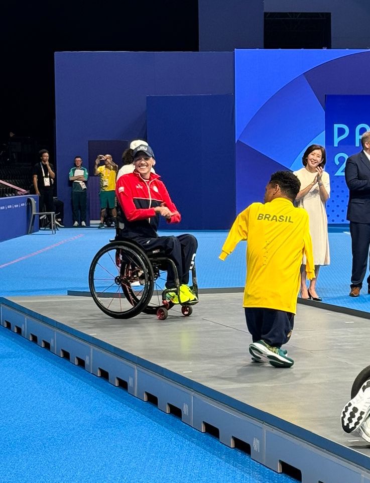 TomasVodanovic's tweet photo. Quiero informar que ayer fue asaltado nuestro medallista olímpico y vecino Alberto Abarza. Dentro de las cosas que le robaron está su silla, que tiene un alto valor económico y personal para él. Tiene amortiguadores y rayos rojos. Si la ven xfavor denunciar a carab y avisarme. https://t.co/Te8mvdq7Wm