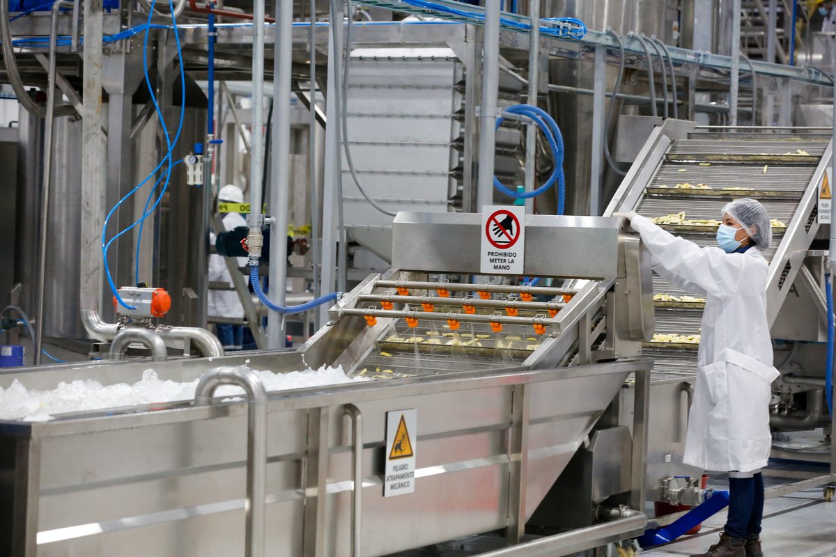 EvaCopaBolivia's tweet photo. ¡Industria para El Alto!

La Planta Procesadora de Papa contribuirá al empleo juvenil, a la producción y a fortalecer nuestro tejido industrial.

#EvaCopa https://t.co/0RrnuW6l2j