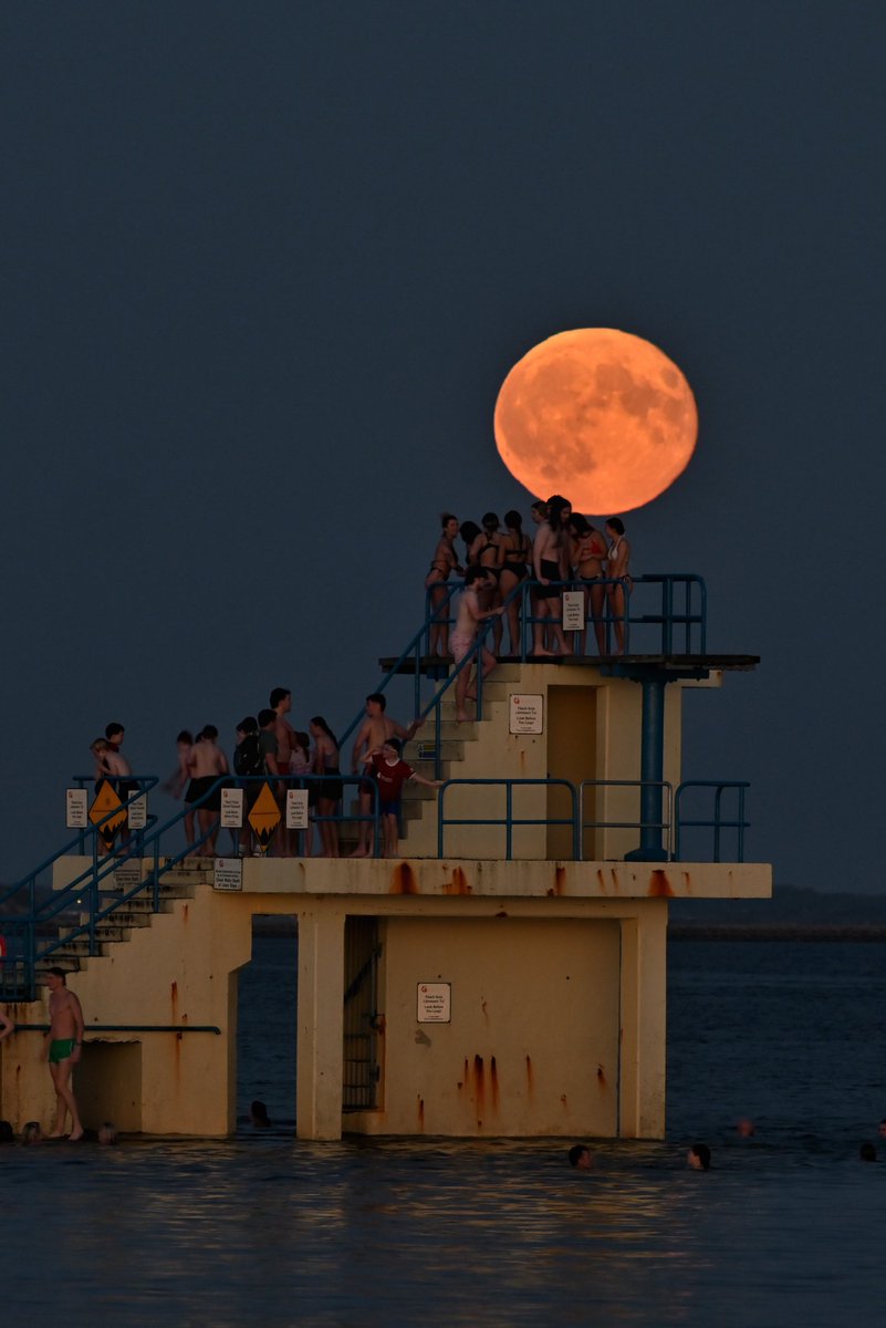 Boys and girls under the super moon
(Blackrock Diving Tower, Salthill, Galway, 20:06, 18/9/2024)