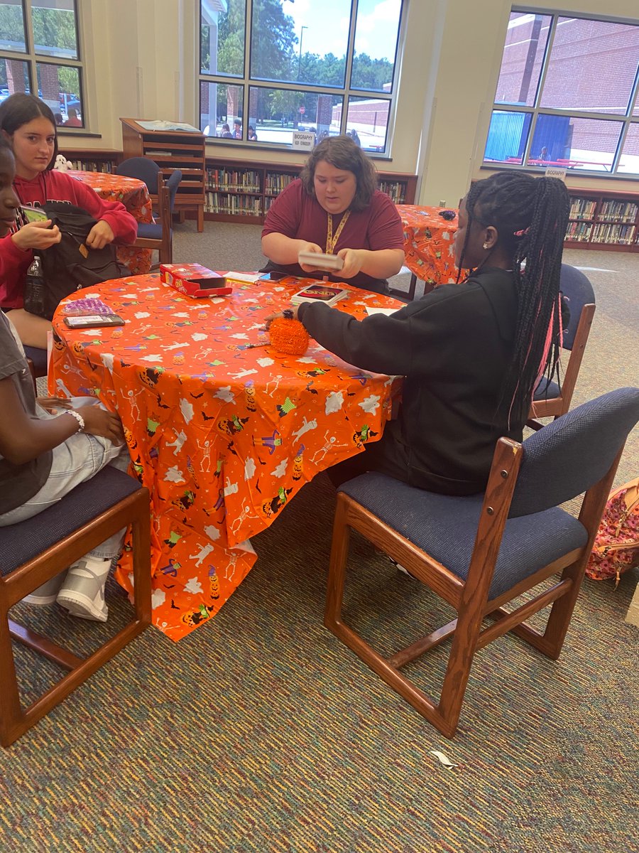 We ended our week creating opportunities for students to make new connections at our Counselor Social!! 💚💛 #StartWithHelloWeek #BuildingConnections #GoBeyond