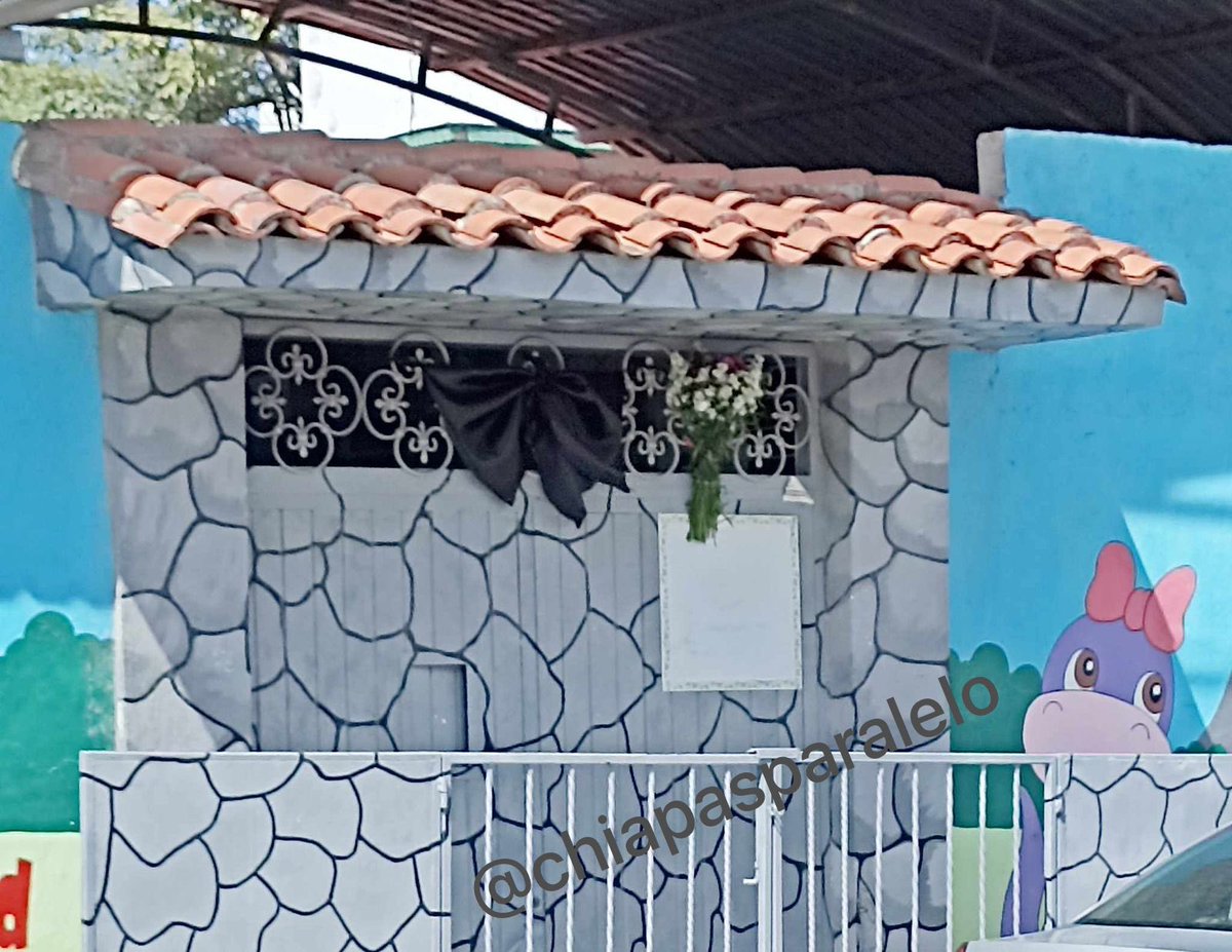 isain's tweet photo. #Chiapas
Este viernes, en el Jardín de Niños y Niñas Lisandro Calderón de #Berriozábal, directivos de ese centro educativo pusieron un moño negro en señal de luto por la pequeñita de tres años que falleció esta mañana calcinada en la modesta vivienda de donde fue sacado su padre de forma violenta por un grupo armado. 
La pequeña; recién había ingresado en su primera año a ese kínder ubicado en la 1a. sur poniente entre calle central y 1ra norte del centro de Berriozábal. 
De la madre de la pequeña niña asesinada en esa tragedia, ni hablamos, está devastada.