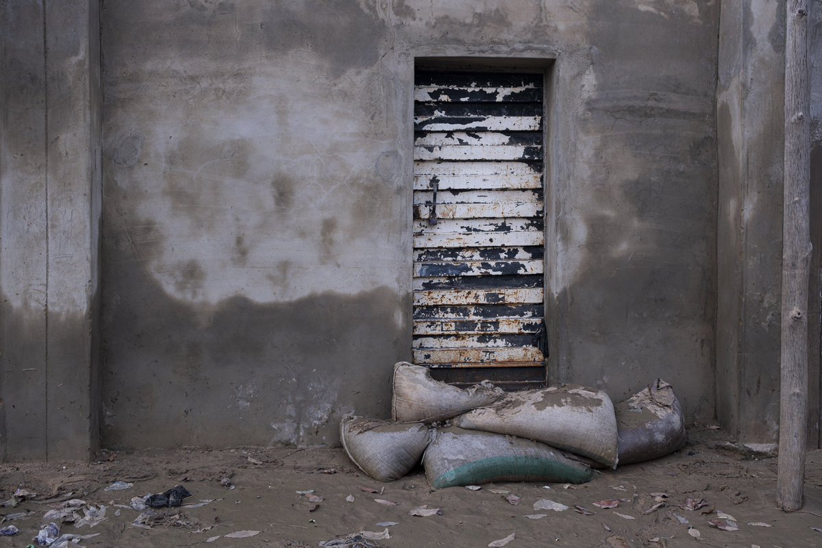 Many residents around Maiduguri, placed sandbags in the early hours of the floods believing it could be contained. Unfortunately the flood waters overwhelmed the city, and many fled to safer neighborhoods.

#MaiduguriFlood