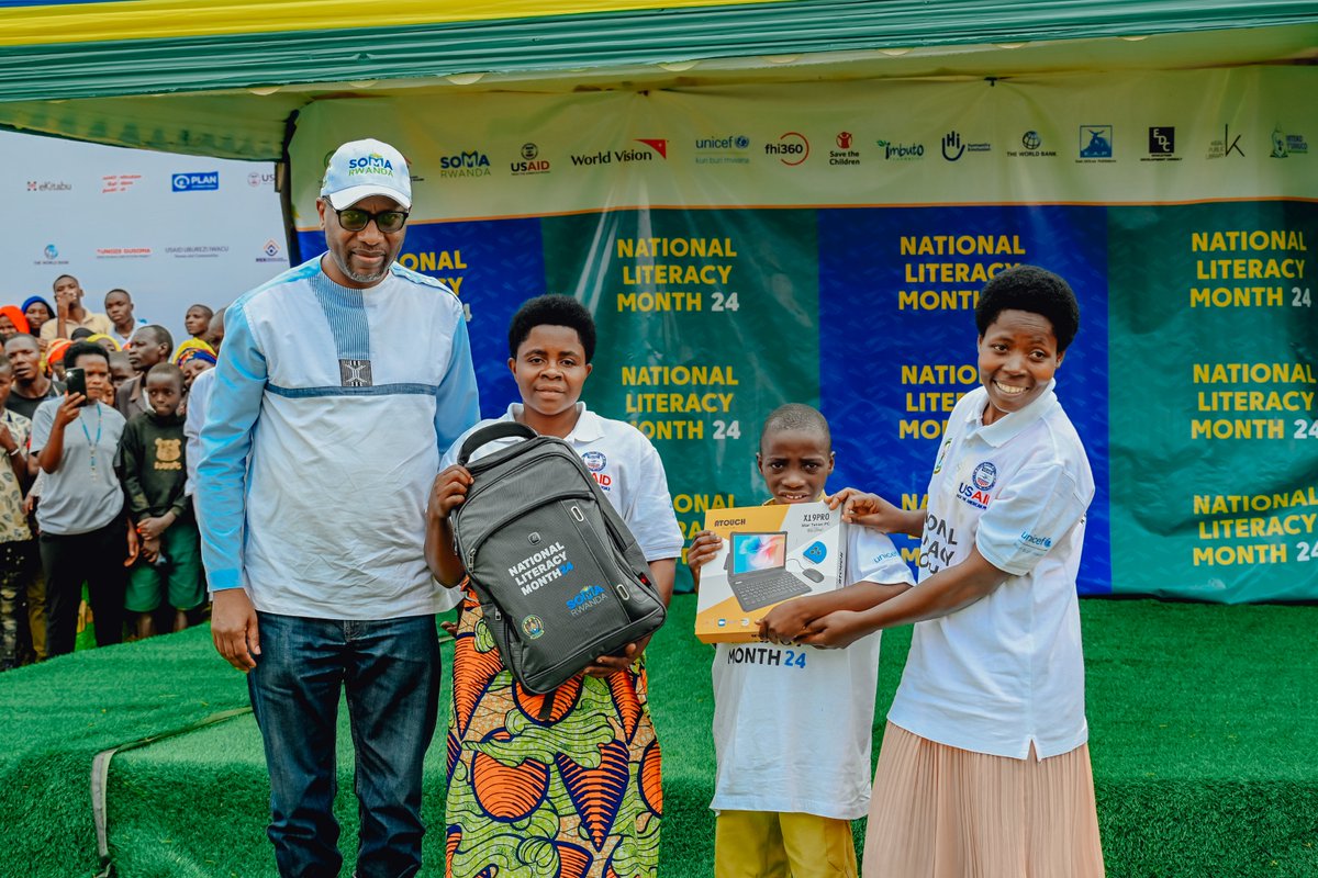 Mu birori byo kwizihiza ukwezi kwahariwe guteza imbere umuco wo gusoma wizihirijwe muri <a href="/RusiziDistrict/">Rusizi District</a> , byari ibyishimo bidasanzwe ku banyeshuri bahize abandi mu kwandika no gusoma neza Ikinyarwanda. Bahawe ibihembo n'abafatanyabikorwa batandukanye bo mu burezi.