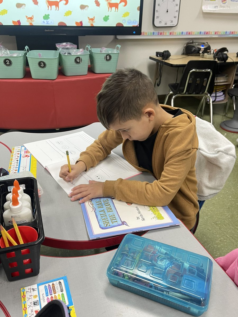 JurassicGaby's tweet image. Daily 5 centers in Kinder and guided math routines in 3rd grade to end another great week of learning 🤓 Small group ✅ Differentiation ✅ Going for growth 🎯 @VHESCrusaders #GuidedReading #GuidedMath