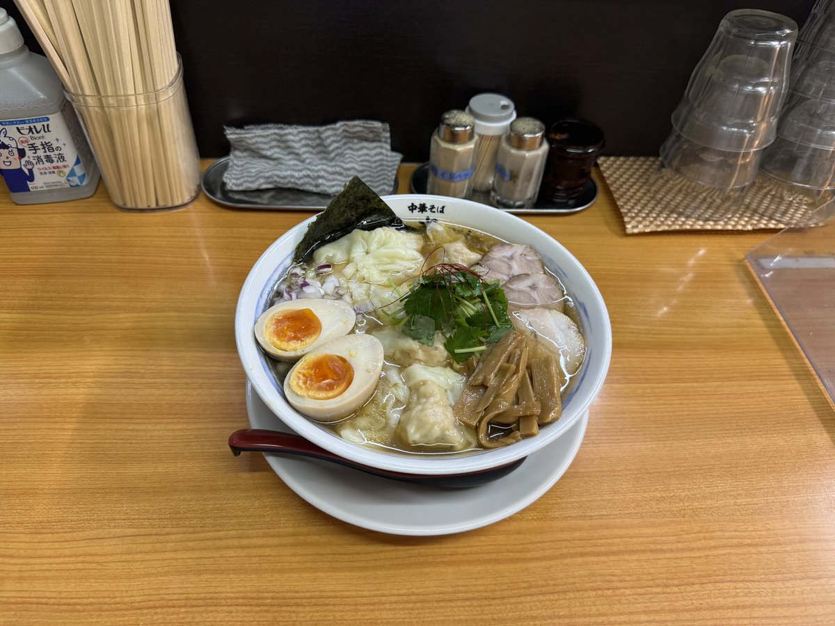 中華そば 半ざわ さん

金目鯛出汁ラーメン（塩）
Wワンタン、煮卵

もうね、美味しいの分かっているんですよ。
1口目からあっハイハイってなるねこの金目鯛の味。
啜ると鼻腔へと抜ける金目の味。

最近行けてなかったから大変満足です！