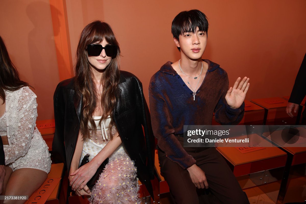 kimseokjinRD's tweet photo. FOTOS💗

Nuevas fotos de Jin x Gucci SS 2025 via Getty Images

Jin se encuentra junto a la actriz y también prometida de uno de sus mejores colegas Chris Martín, Dakota Johnson!🤩

Cuánto poder!🔥

#SEOKJIN #JIN #JinBTS
#FOrArmys #BTSJIN #JIN #SEOKJIN #방탄소년단진 #진 https://t.co/lGHEBsErOL