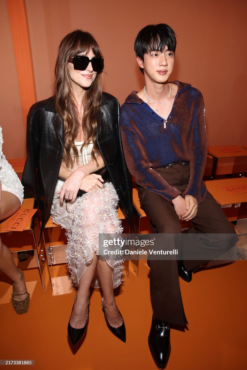 kimseokjinRD's tweet photo. FOTOS💗

Nuevas fotos de Jin x Gucci SS 2025 via Getty Images

Jin se encuentra junto a la actriz y también prometida de uno de sus mejores colegas Chris Martín, Dakota Johnson!🤩

Cuánto poder!🔥

#SEOKJIN #JIN #JinBTS
#FOrArmys #BTSJIN #JIN #SEOKJIN #방탄소년단진 #진 https://t.co/lGHEBsErOL