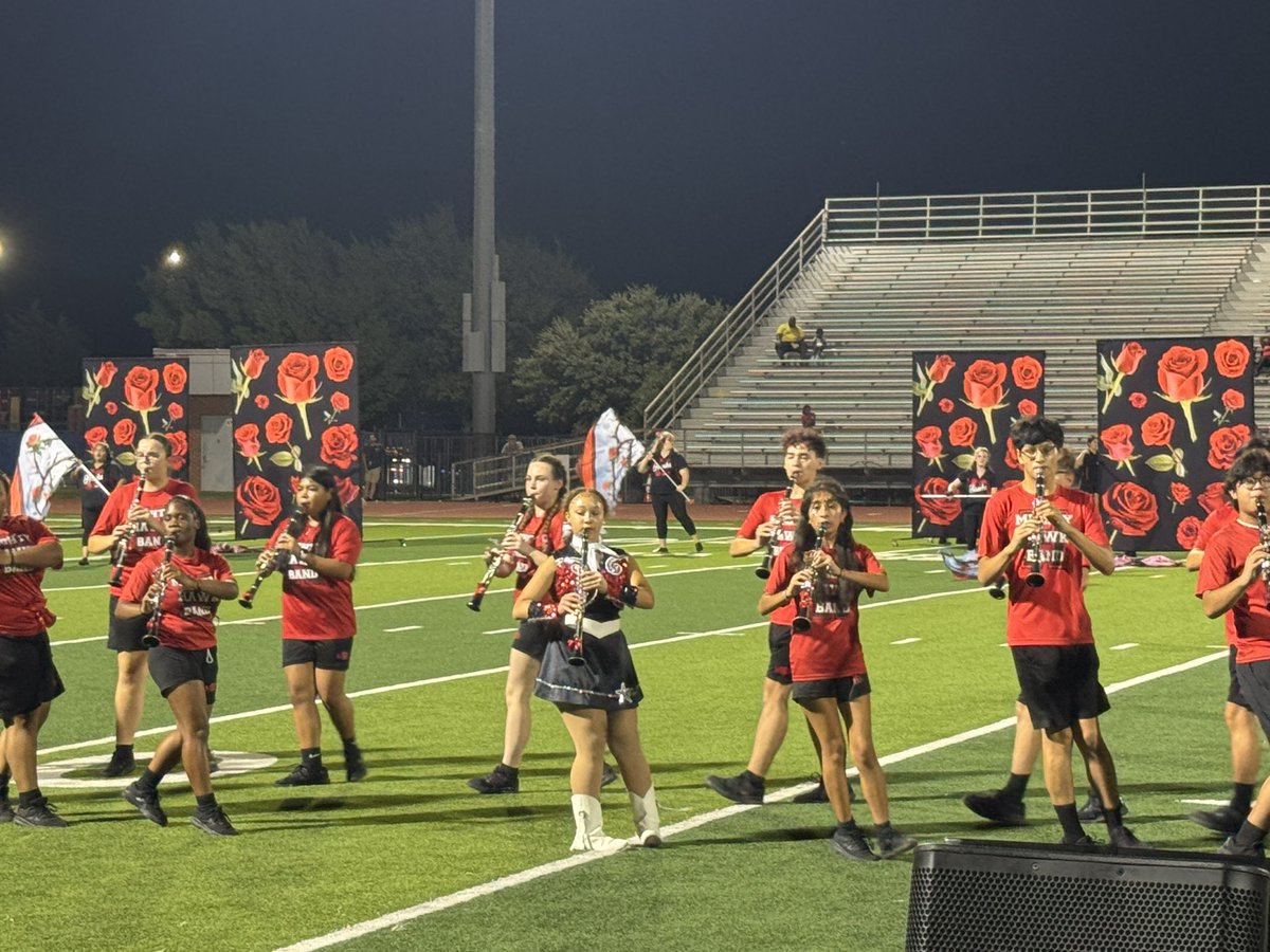 RHHSHawks_9's tweet image. Great to see H9 students performing under the Friday Night Lights!