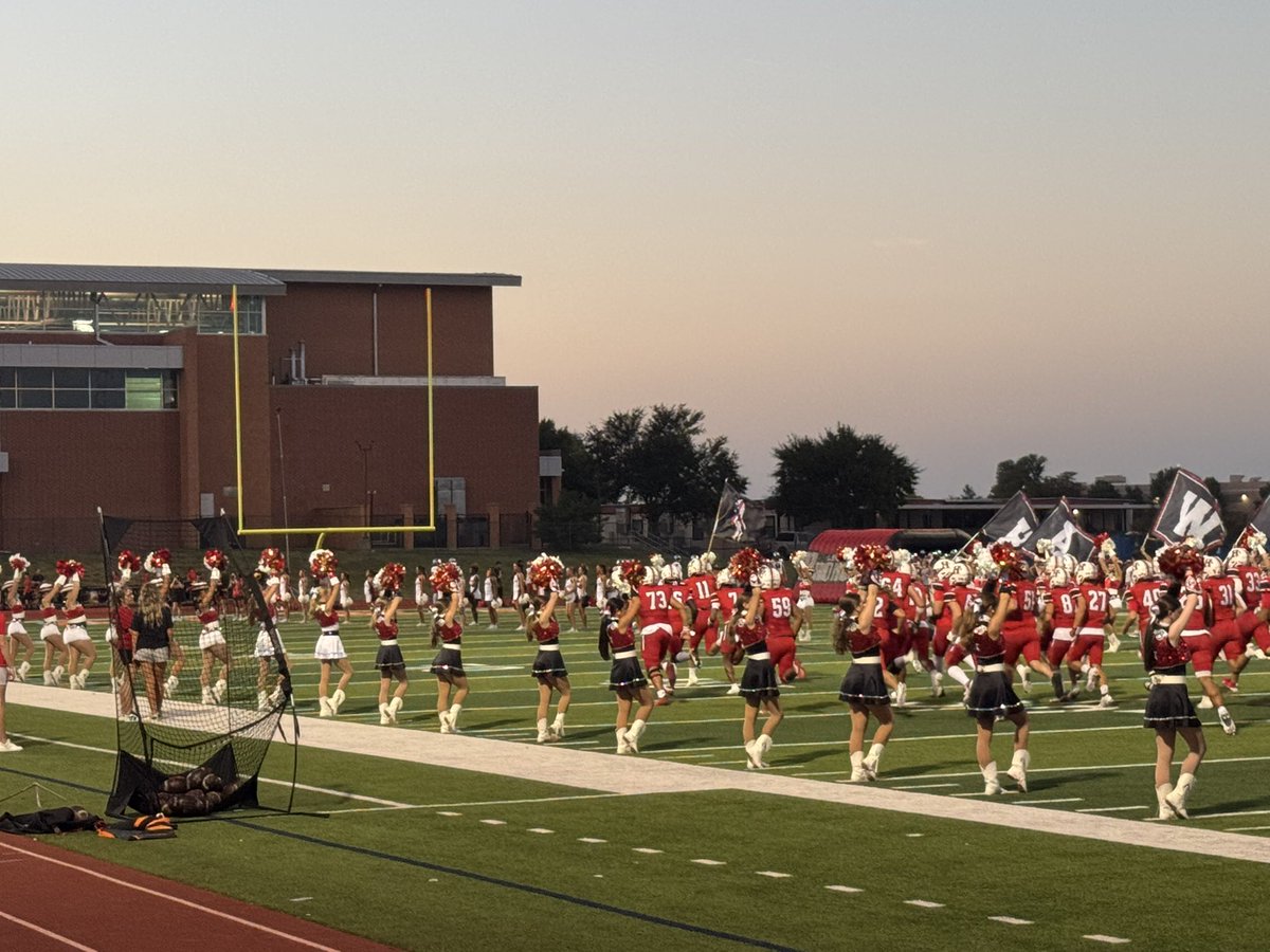 RHHSHawks_9's tweet image. Great to see H9 students performing under the Friday Night Lights!