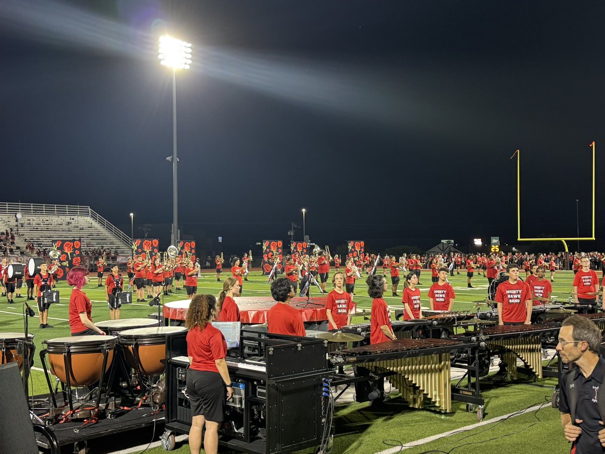 RHHSHawks_9's tweet image. Great to see H9 students performing under the Friday Night Lights!