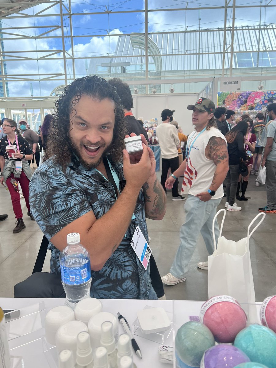 Dro_Hannah's tweet photo. Today was amazing!! Come see me tomorrow at Artist Alley booth AA088 Melanin Minerals! 💜🥰💕🥳 https://t.co/b4FIHwVUh5
