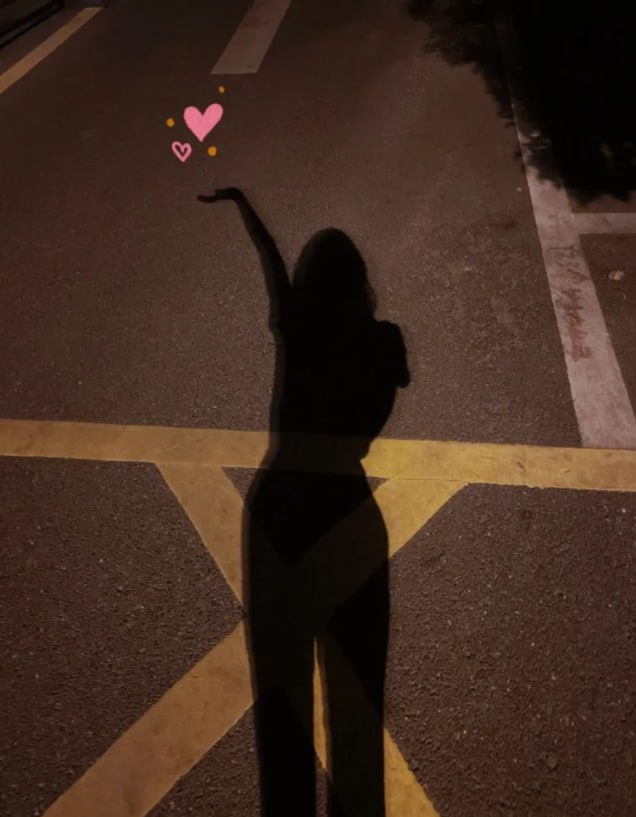 wanhsud's tweet photo. The shadow under the street lamp https://t.co/OBEkHjG73V