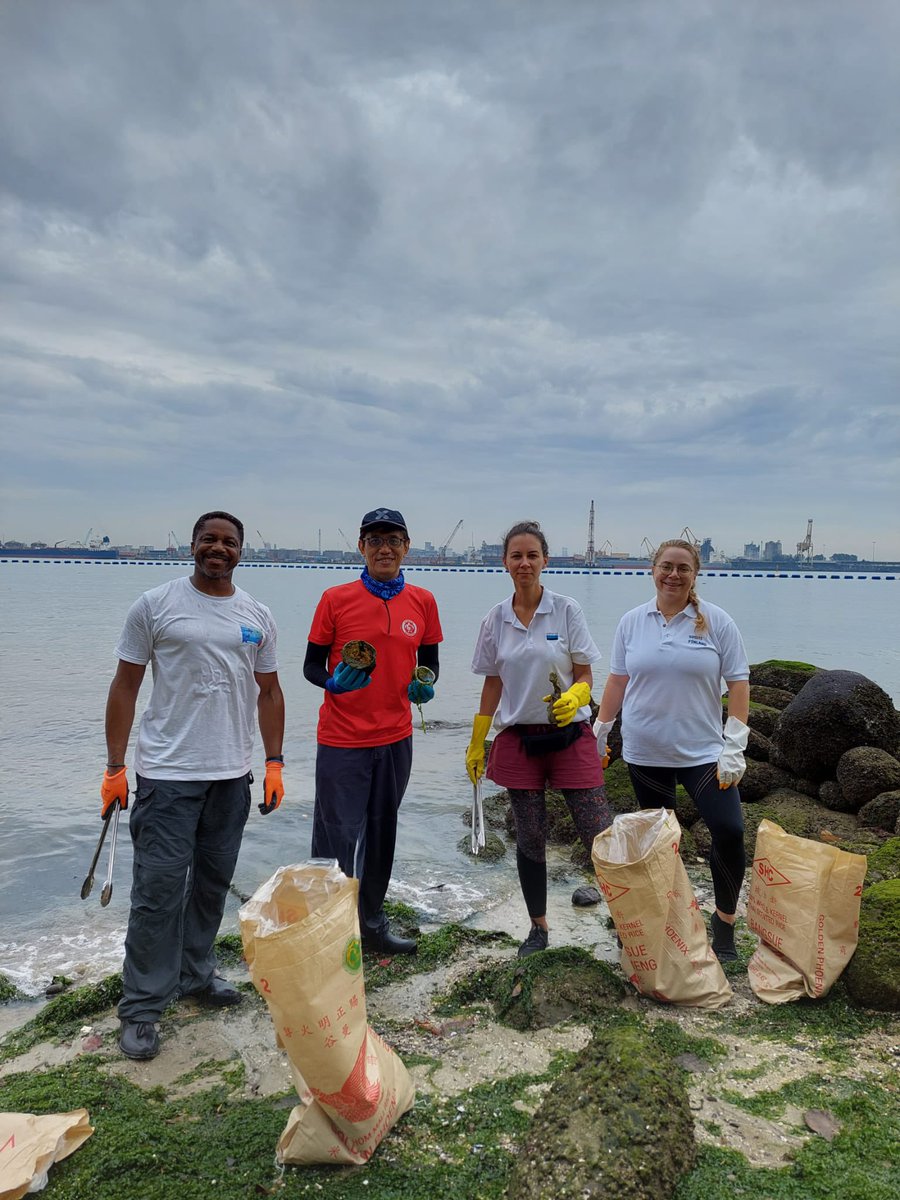 EUinSingapore's tweet photo. You only really grasp the harm when you try to fix it. Our wave of change for @WorldCleanupDay 🌏

#TeamEurope taking every step #ForOurPlanet #SaveOurOcean 🐟🌊🐠

Our Deputy Head of Mission @errol_levy in action with @AustriainSGP @EstoniainSG @FinEmbSin at the Singapore Beach Warriors cleanup at Punggol Beach 🇪🇺🤝🇸🇬
 
#EUBeachCleanup