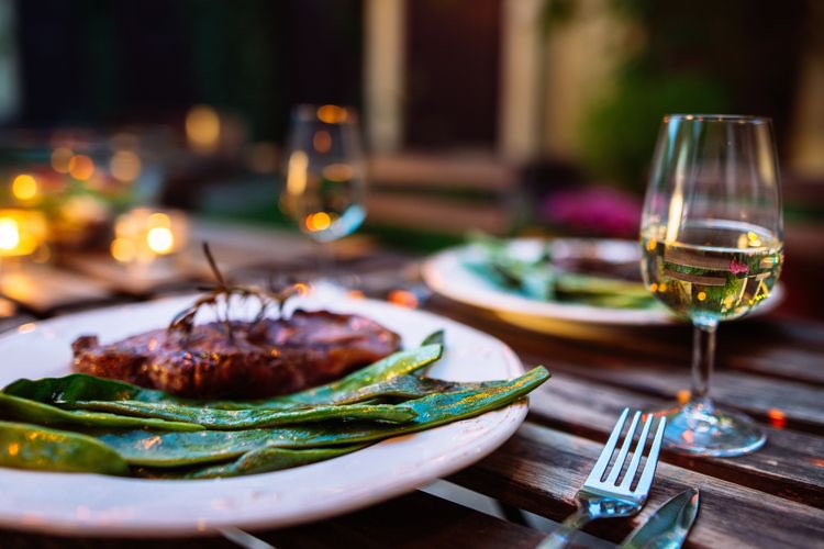 Explore sophisticated white wine pairings that complement beef beautifully, including rich Chardonnays and vibrant Sauvignon Blancs. Elevate your dining experience by breaking traditional pairing norms. 

foodandwine.com/wine/white-win…

#WinePairing #Beef #Wine