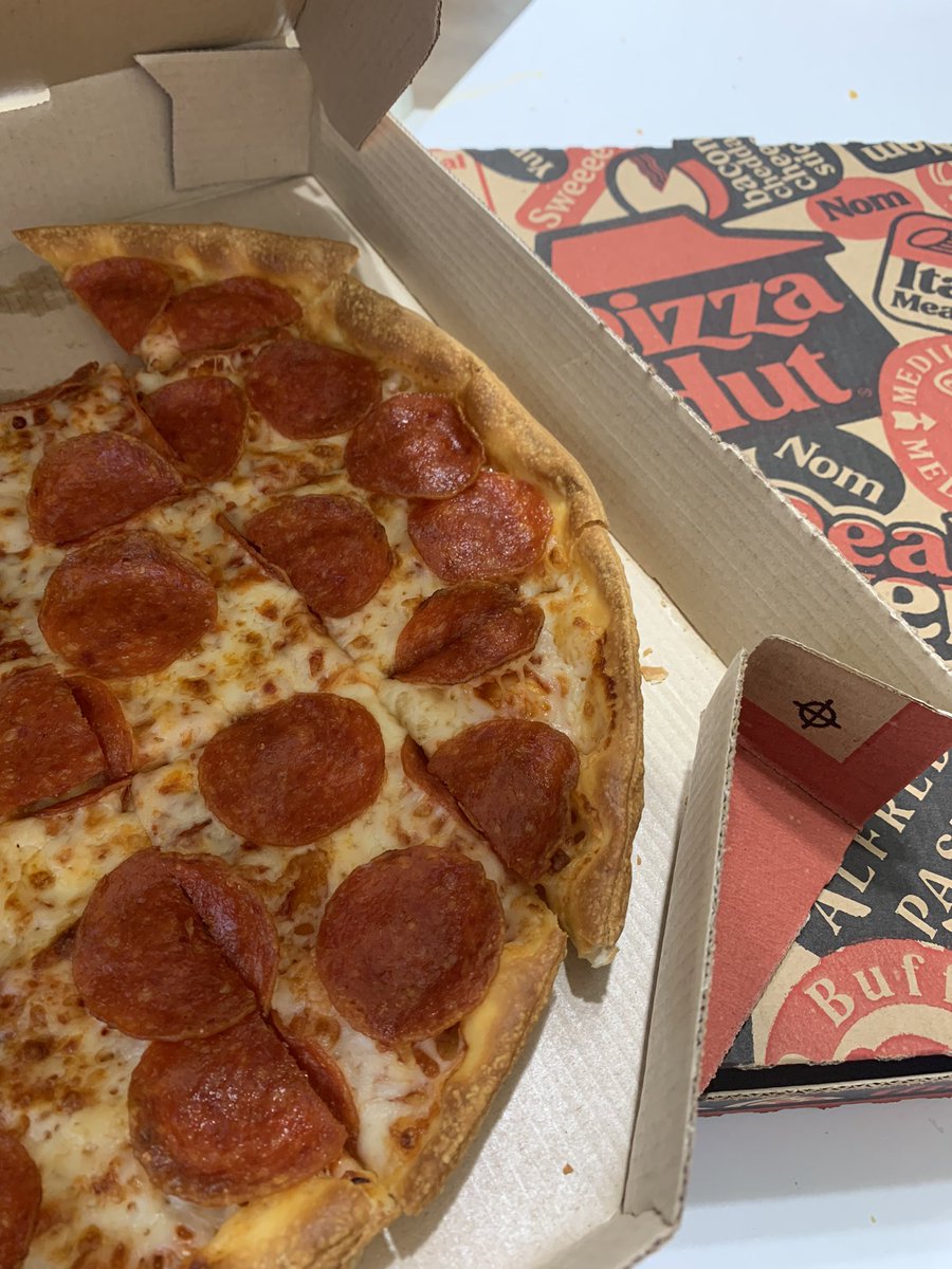 TryntHarris1505's tweet photo. “No one, and I mean no one out pizzas the hut!” @tyschmit @PatMcAfeeShow @pizzahut #thincrustpepperoni  #patmcafeshow #fridaynightdinner #football #ncaafootball https://t.co/TJmsTysFsi
