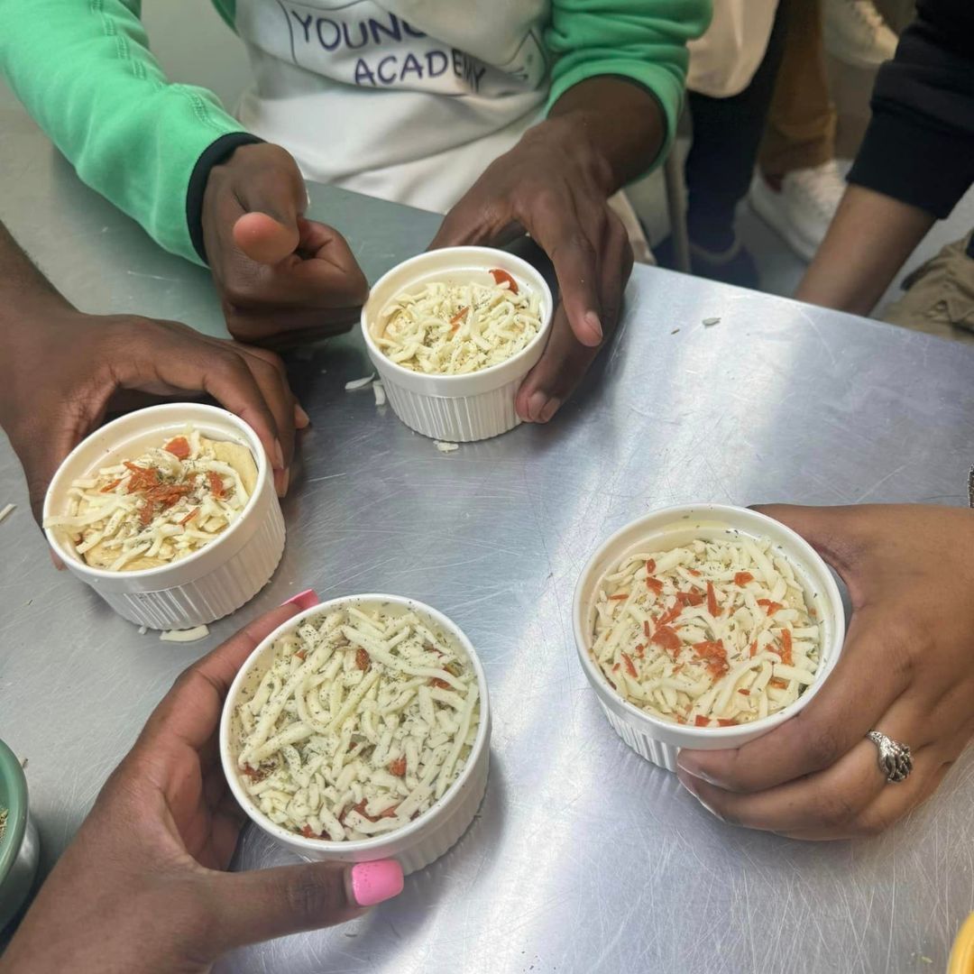Leadersnyc's tweet photo. Our leaders had an amazing time at the Young Chef Academy, cooking meals they never imagined making while learning about portions and servings. 🍳👩‍🍳 Knowledge is power, and they’re gaining skills for life! 💪🍽️ #YoungChefs #TLNYC #KnowledgeIsPower #YouthLeadership https://t.co/kusmBd2SpB