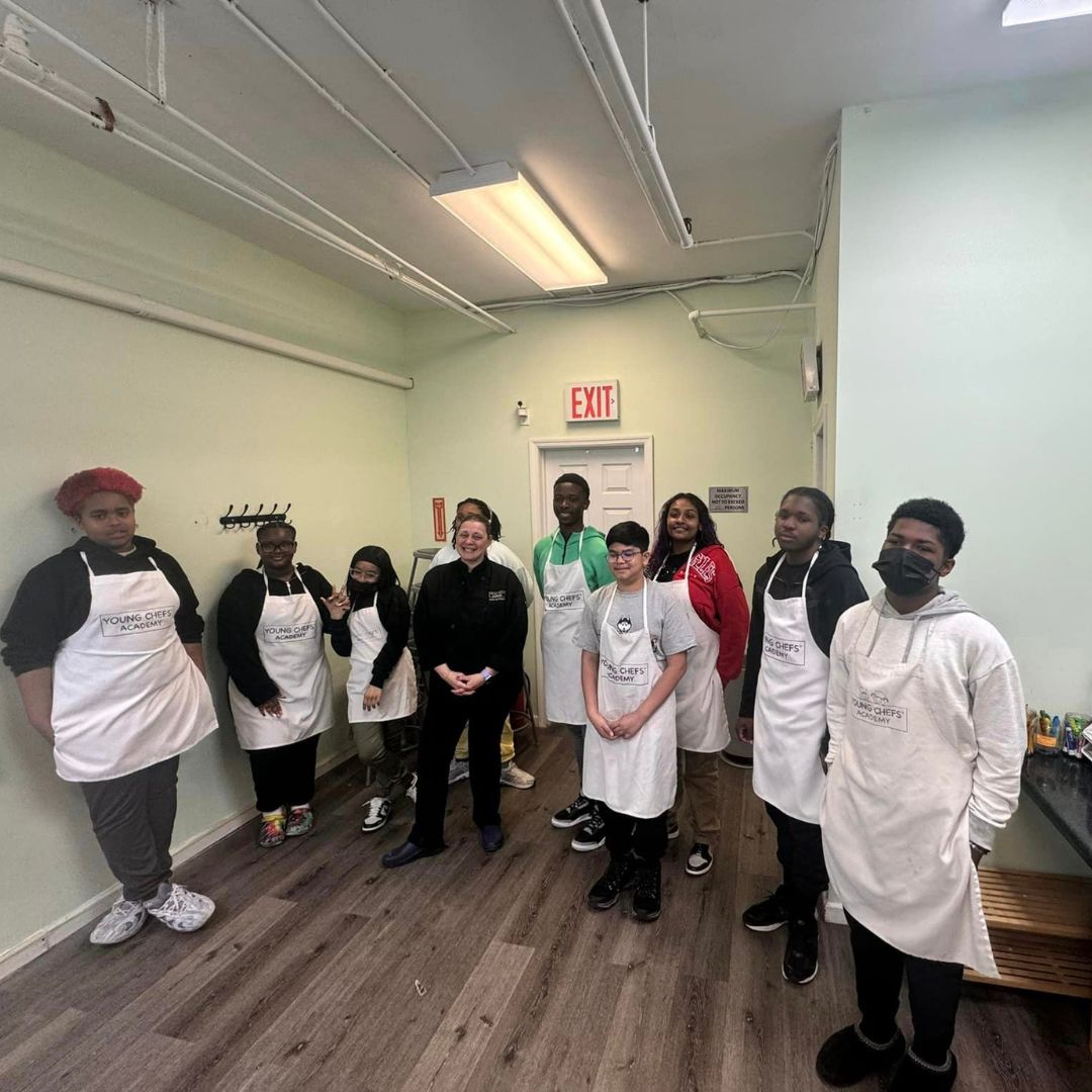 Leadersnyc's tweet photo. Our leaders had an amazing time at the Young Chef Academy, cooking meals they never imagined making while learning about portions and servings. 🍳👩‍🍳 Knowledge is power, and they’re gaining skills for life! 💪🍽️ #YoungChefs #TLNYC #KnowledgeIsPower #YouthLeadership https://t.co/kusmBd2SpB