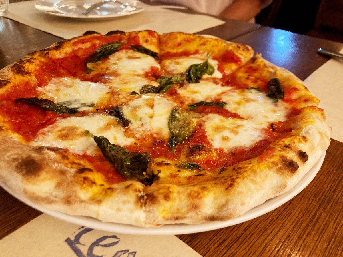 Jetsetterhiyota's tweet photo. 昨晩近所のワン🐶友姉さん達と俺氏藤沢イチ推しの🍕レストランceppo に行きました。ここのピザ本当に美味しいです😊特にクワトロフォルマッジのハチミツ掛けは脳ミソがメルトダウンする程美味しいですwテイクアウトもやってるのでかなりおススメです☝️
#藤沢 #ceppo https://t.co/9PogTvQsQU