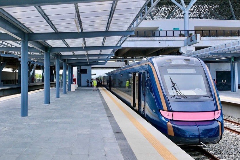 armentapuebla_'s tweet photo. 🇲🇽👊🏼Como dice nuestro Presidente Andrés Manuel @lopezobrador_: ¡Andamos tirando aceite! 😎

🤩🚆Hoy conocimos los nuevos siete vagones del @TrenMayaMX, de la locomotora P’atal, palabra maya que significa “permanecer”. Este tren está diseñado para brindar comodidad a las y los pasajeros que emprendan viajes largos y deseen conocer el maravilloso sureste mexicano. 

🇲🇽¡Un recorrido histórico con nuestro Presidente y la futura Presidenta, la Dra. @Claudiashein!