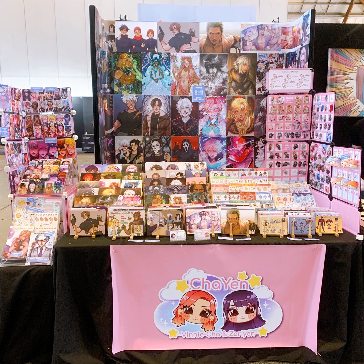 At OzCC Sydney this weekend! <a href="/zariyenyen/">Za ✦ 🔜 SMASH! 4.B.07</a> and I are at table AA08! 💖✨
