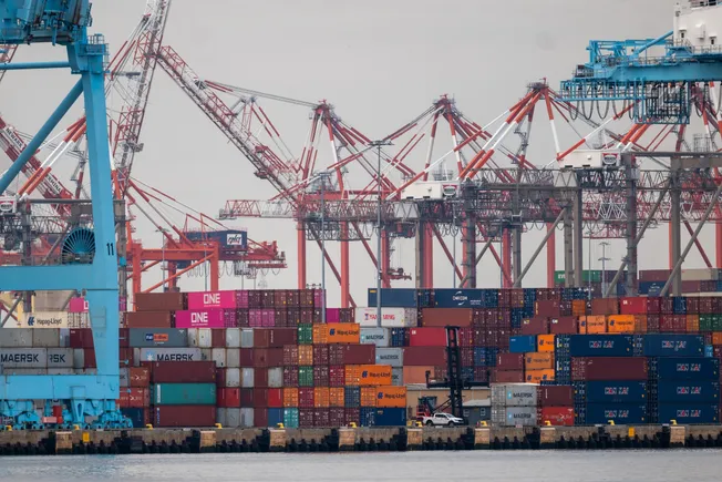 JeffreyLuft's tweet photo. East and Gulf coast port strikes: A shipper’s guide https://t.co/h6tKXuORzg https://t.co/zyKV8akuvS