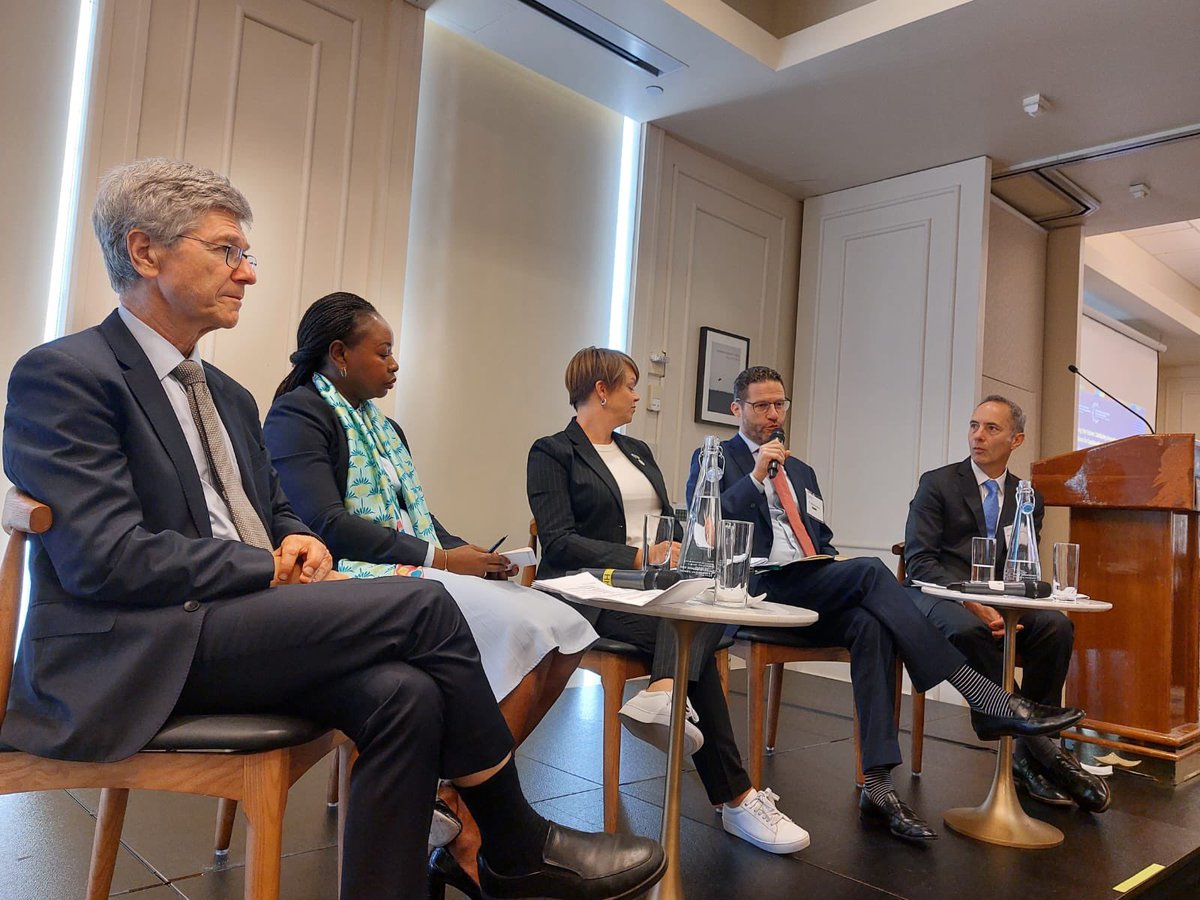 En Nueva York, durante el panel inaugural del Pre-Summit of the Future de la SDSN, junto con el Prof. Jeffrey Sachs, analizamos cómo la creación de mecanismos innovadores de financiamiento para ciudades pueden acelerar su avance al desarrollo sustentable.