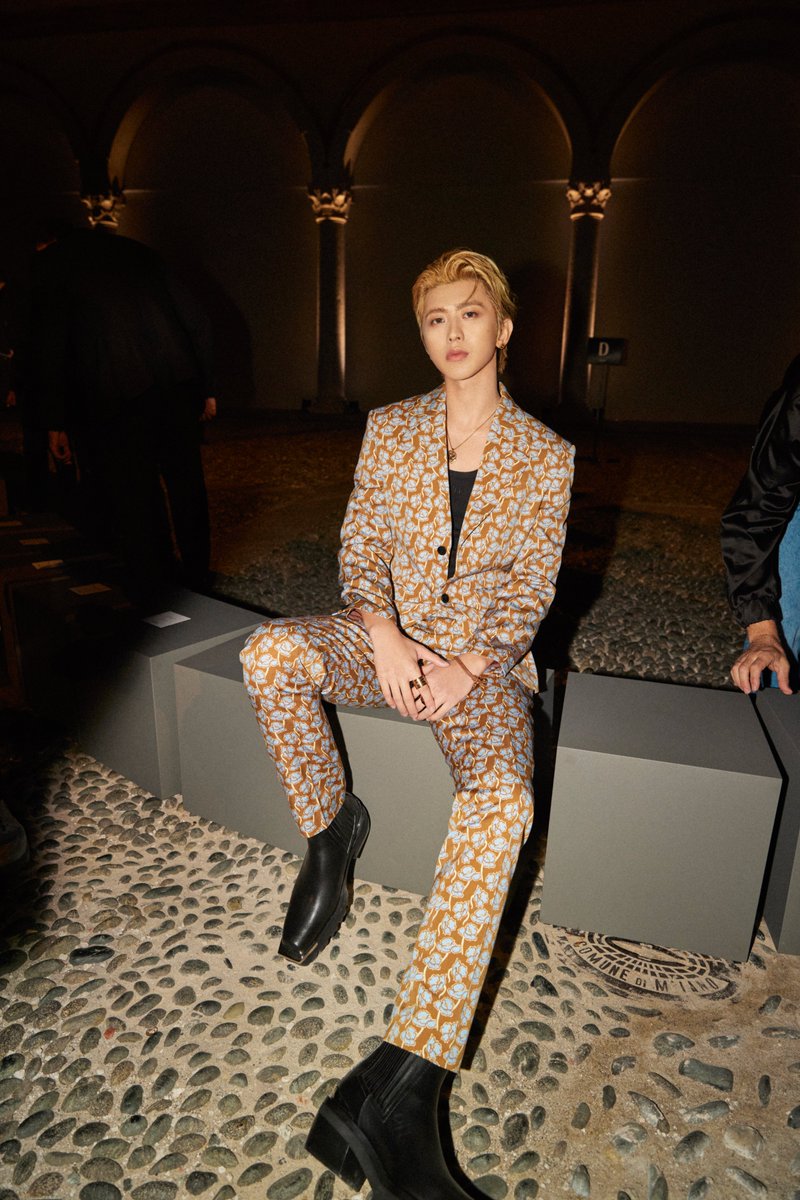 kun_officialx's tweet photo. only getting started.

#MilanFashionWeek #KUN #KUNxVersaceSS25 #VersaceSS25 #MFW @Versace https://t.co/zxzBNvSRG7