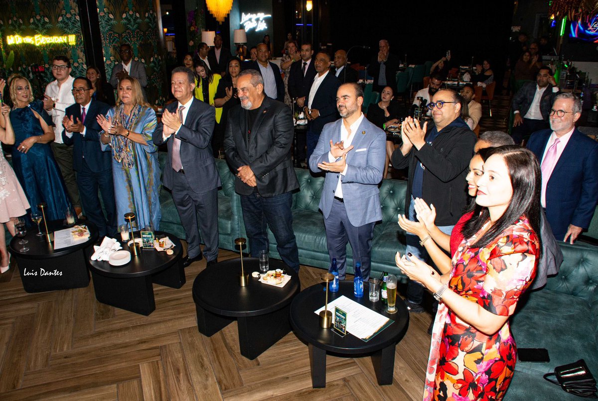 Aquí tenemos al cineasta Alfonso Rodríguez buscando cámara 📷 con el Líder de la <a href="/FPcomunica/">@Fuerza del Pueblo (FP)</a> <a href="/LeonelFernandez/">Leonel Fernández</a> creador de la ley de cine para que los productores y directores de esta rama del arte puedan desarrollarse y vivir con dignidad.