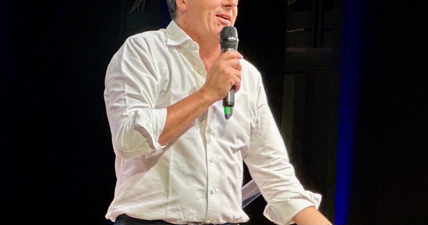 Mosquitas77's tweet photo. Quell’entusiasmo di 5 anni fa c’è, e nessuno potrà mai togliercelo. 
Anzi quando ci provano a noi Vivaci raddoppia. 
E poi con un Leader come il nostro, non potrebbe essere diversamente.

E se qualcuno aveva ancora delle incertezze, sul nuovo posizionamento, @matteorenzi ha ben spiegato i motivi di quella svolta, che poi in fondo svolta non è. 
Se non ci fosse stato il veto da parte di Letta, noi saremmo stati in quella coalizione e il TP non sarebbe mai nato. 

Ultima nota per la cronaca: Il Teatro #Parenti era strapieno di persone vere, non di Troll. 🍀

#ItaliaViva5anni
