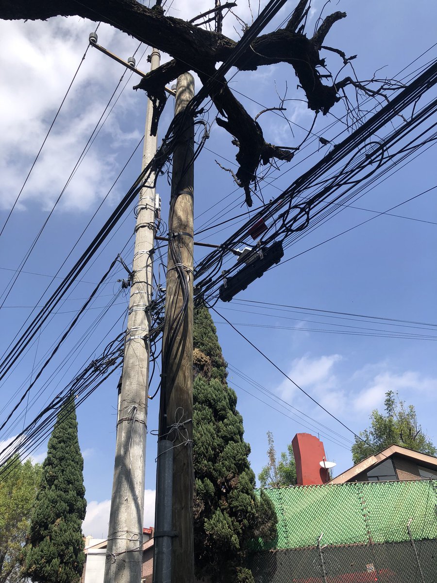 chemalocutor's tweet image. @CFEmx …qué tal, saludos y bueno vean el peligro para vecinos, ustedes y la zona.
ESTA A PUNTO DE TIRAR  poste y cables de esta calle, Cantera en @TlalpanAl .
Qué hacemos…? Gracias 👍🏽
