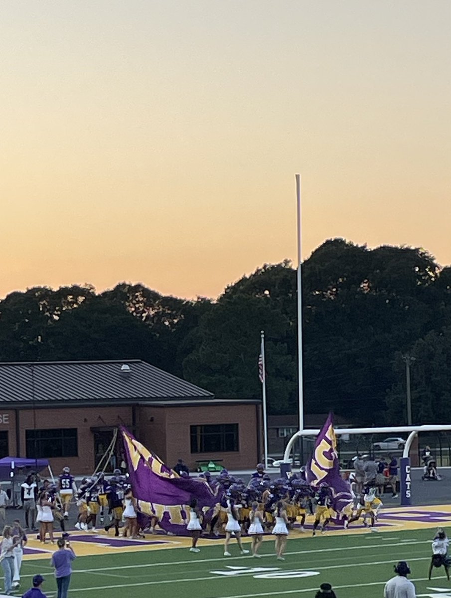 VRAthletics's tweet photo. It's time for FNL! 🏈🏈🏈 https://t.co/5UJO0bwEJn