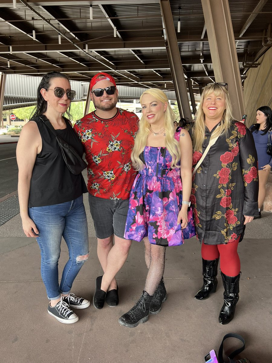 NikyNikB's tweet photo. Made it to Vegas for #iHeartFestival2024 blasting @gwenstefani new song #SomebodyElses! Hoping to hear it live tonight 🎉✨💐 #boquet #GwenStefani @NxDMarkNxD @AmyBellmore https://t.co/nopj7lMpUN