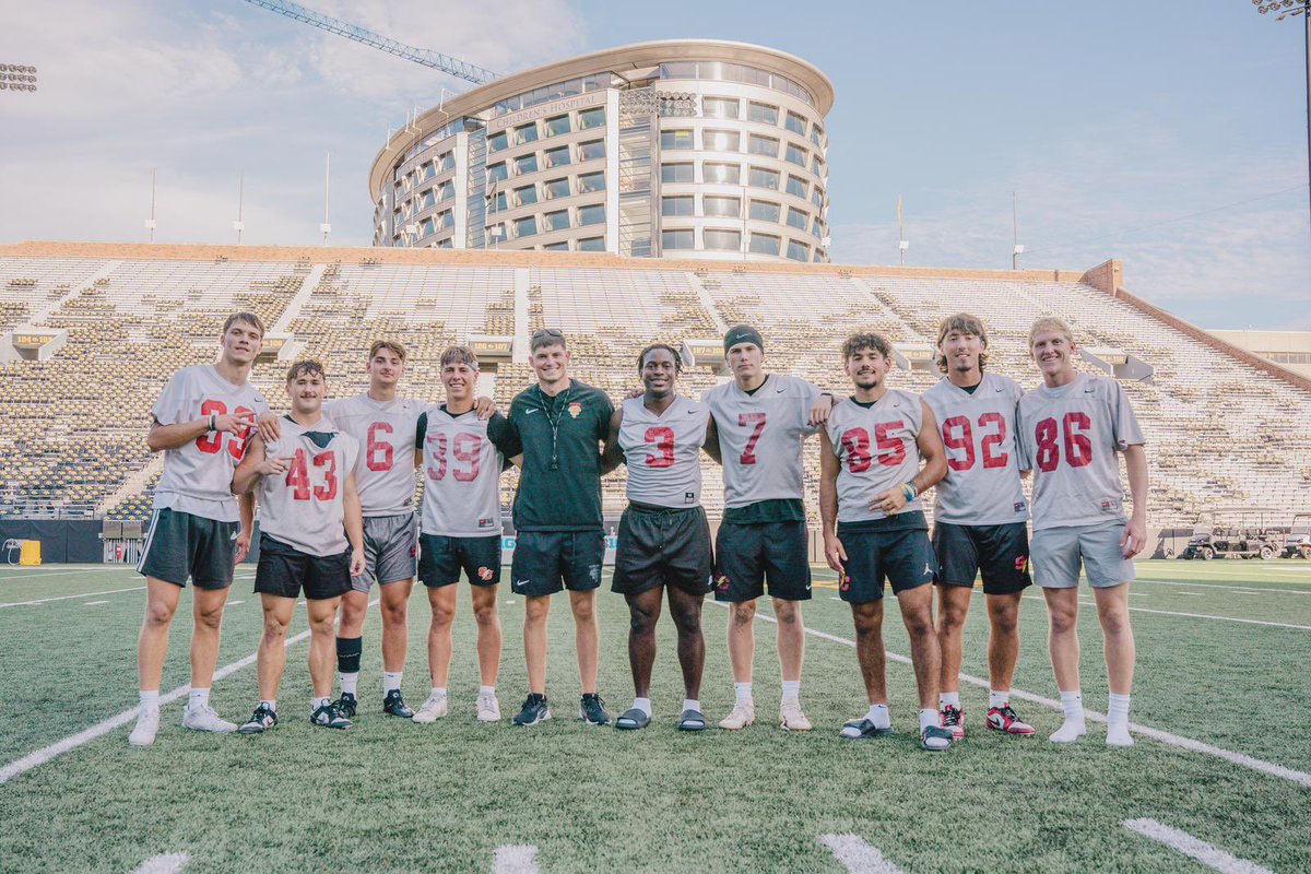Huge thanks to <a href="/HawkeyeFootball/">Hawkeye Football</a> for the setup for our Fast Friday Practice! 

#RollStorm