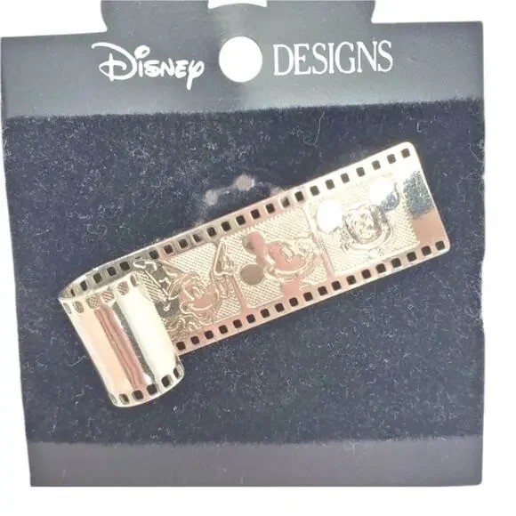 DisneyRevive's tweet photo. 🎄✨ Shop my New With Tags Disney treasures! From Incredibles 2 gold coin to rare Pocahontas earrings, there’s a gift for everyone! 🎁 Link in bio to explore. #DisneyChristmas #DisneyGifts #VintageDisney #Marvel80Years #ShopDisney https://t.co/LMXL1RXXIZ