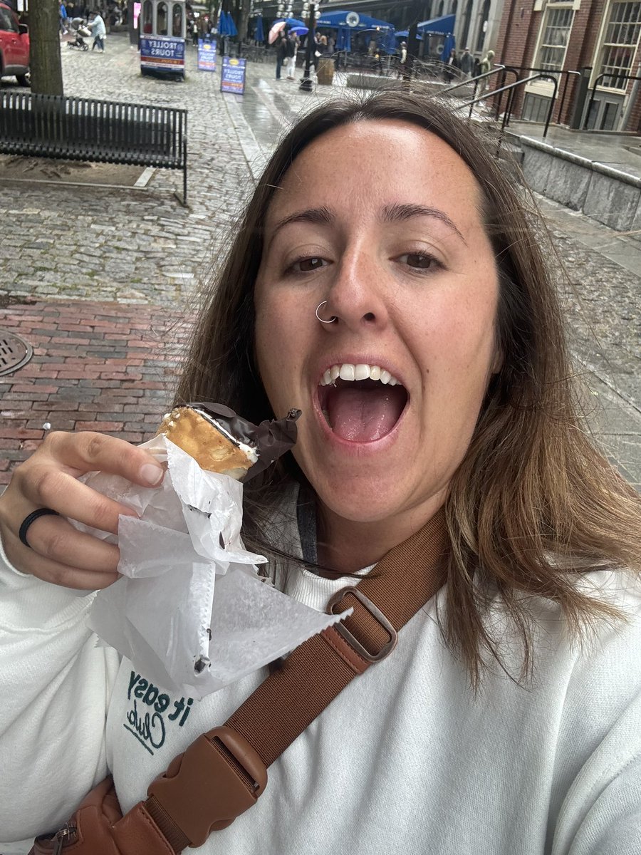 kaydcoop's tweet photo. Go Sox! Go Green! Go Cannolis! https://t.co/3qUZtOPQXH
