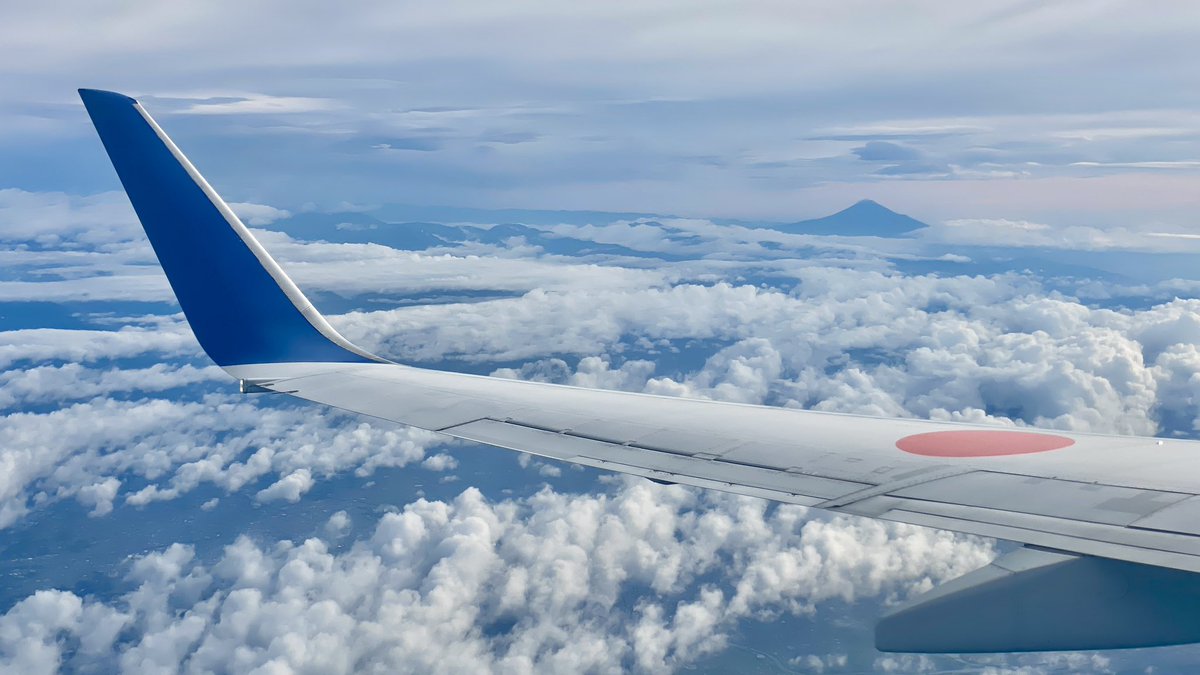 FlyMisago's tweet photo. 羽田空港に到着しましたー！

上空は雲が多かったですが富士山が見られました。羽田空港周辺はガスト32ノットでやや荒れていましたが、定刻到着できて良かったです！

“みさご”は1万8千フィートの洗礼を受けてきたので、大会でもちゃんと飛んでくれるはずです！ https://t.co/lJcjcWioXy