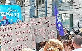 Holaiquetal's tweet photo. La de l'esquerra em sembla genial: "les nostres faldilles són curtes, no les nostres idees"

Però és que la de la dreta és... "(passa) un metro cada 2mn, una violació cada 7mn". PATAPAM. Perquè et facis una idea del ritme de violacions a França avui. És un crim de masses realment https://t.co/GqnhXx4X0T