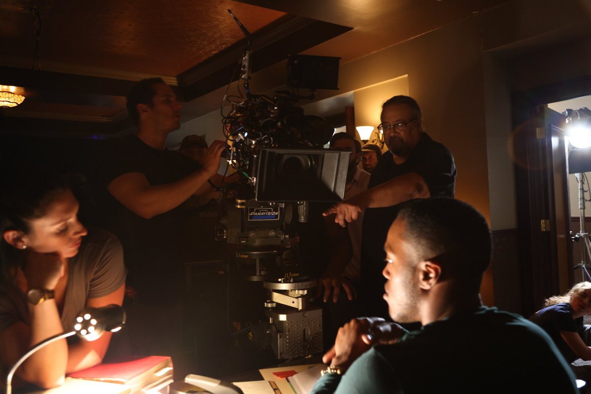 AmericanCine's tweet photo. Ernest Dickerson, ASC on location at @MBSECO , teaching the #ASCMasterclass the intricacies of lighting.
Don't miss out on our next Masterclass- sign up today to learn from the best.
https://t.co/TGoagSrm6u https://t.co/LFOTKGa2P0