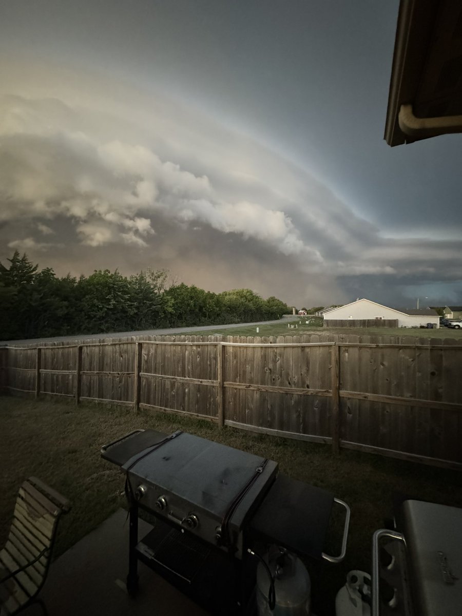 Looking northwest from Valley Center #kswx <a href="/StormTeam12/">Storm Team 12</a> <a href="/NWSWichita/">NWS Wichita</a>
