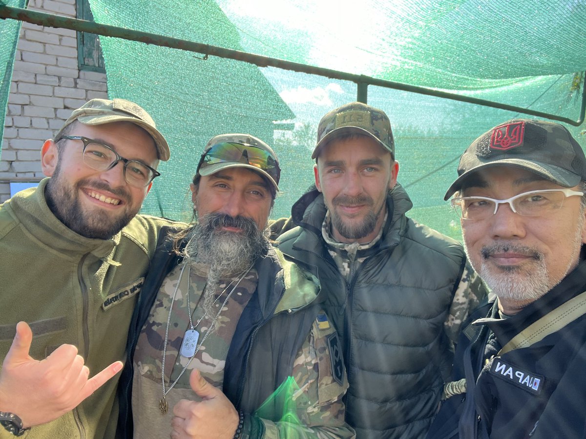 Kojinsky's tweet photo. 私は堂々とウクライナを支援するって言ってるだろ。ロシア側武力侵攻してから2022〜2023年通算3ヶ月ウクライナ全土を回ったよ。ヘルソンの前線近くやアウディイウカの前線近くまで行っている。 https://t.co/N8NUXZdgw7