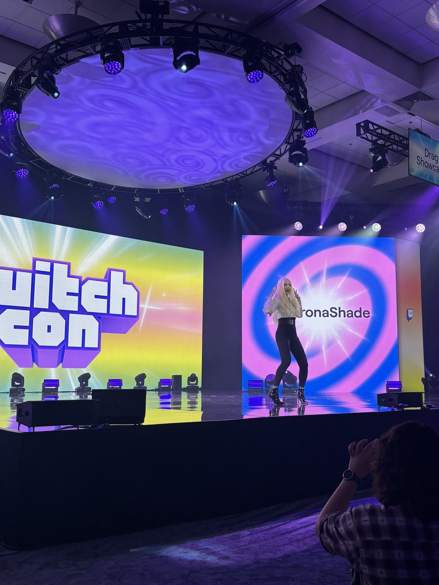 tinyandtrash's tweet photo. my favourite part of @Twitch con 😍🫶🏻💜 #DragShowcase https://t.co/0QzFJUVjNp