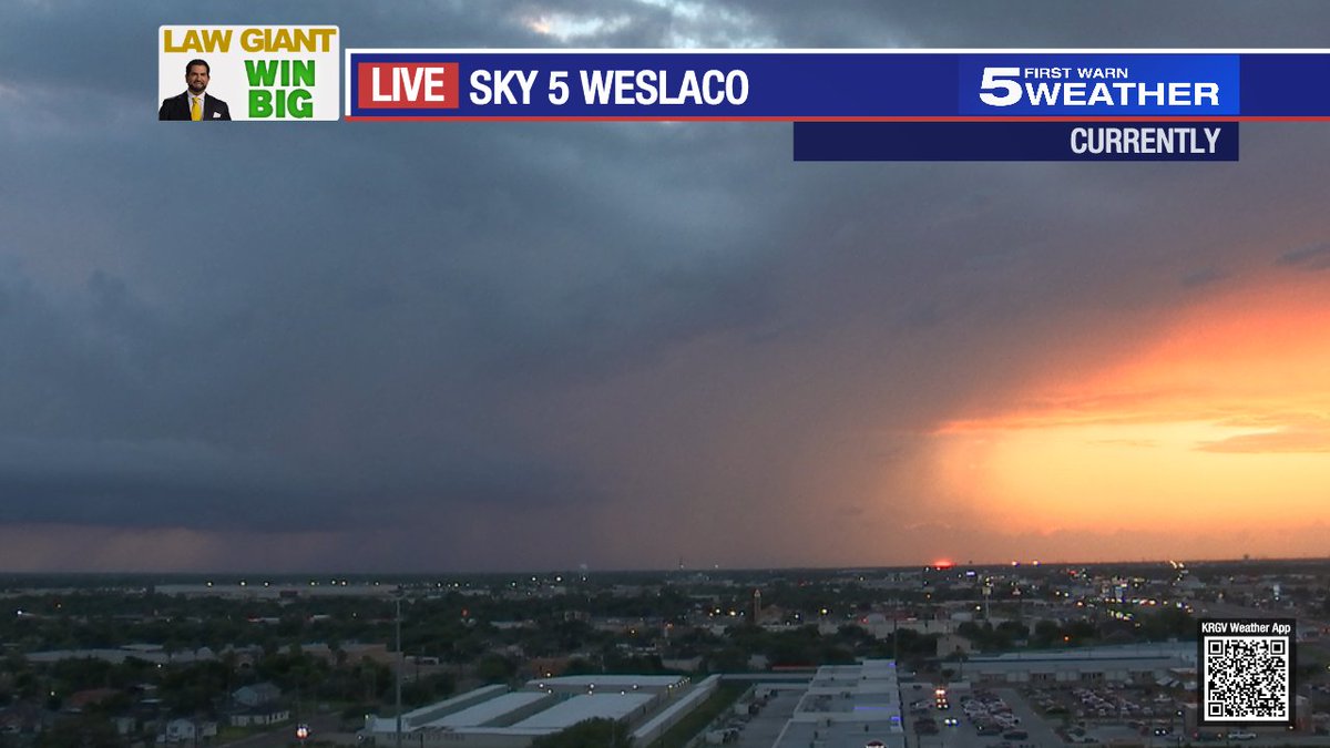 Rain on the left, beautiful sunset on the right!   (Flood Advisory continues in that area on the left until 7:45pm - that's the PSJA area). #rgv #rgvwx