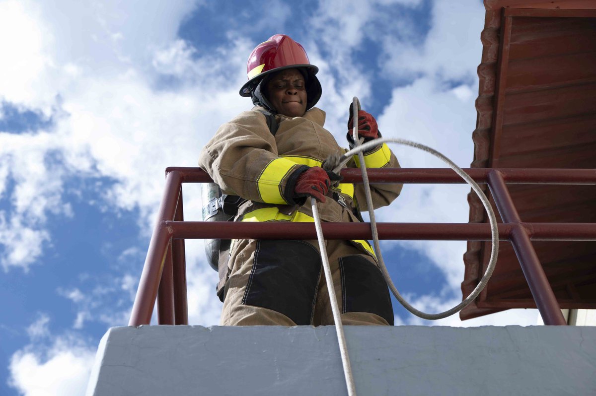 JTF_Bravo's tweet image. For 38 firefighters from 6 nations, #CENTAMSMOKE 24-2 has come to an end. 🔥🧯
Participants trained for 35+ hours on vehicle extraction, rescue, & various live-fires.
@Southcom @AFSOUTH @usembassyhn @usembassyguate @USEmbassySV @USMissionBelize @USEmbassyBogota @USEmbassyJA