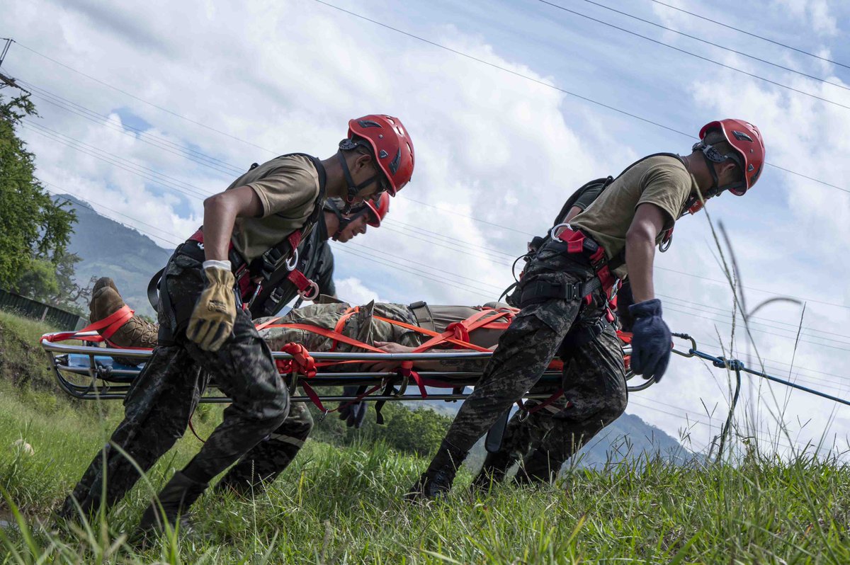 JTF_Bravo's tweet image. For 38 firefighters from 6 nations, #CENTAMSMOKE 24-2 has come to an end. 🔥🧯
Participants trained for 35+ hours on vehicle extraction, rescue, & various live-fires.
@Southcom @AFSOUTH @usembassyhn @usembassyguate @USEmbassySV @USMissionBelize @USEmbassyBogota @USEmbassyJA